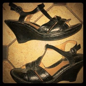 Born leather t-strap sandal